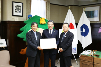 仁坂和歌山県知事（左）と久留高川町（右）と当社代表取締役社 宮脇（中央）